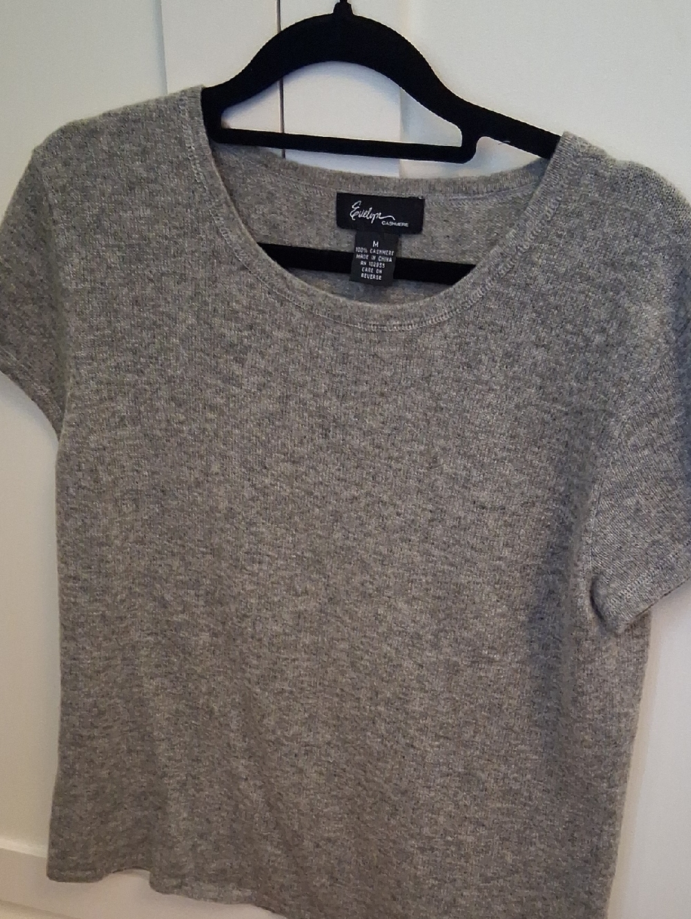 Evelyn Cashmere Sweater in Light Heathered Gray Shortsleeve Tee M